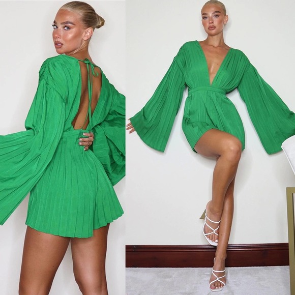 PrettyLittleThing Green Plunge Pleated Romper - Picture 4 of 13